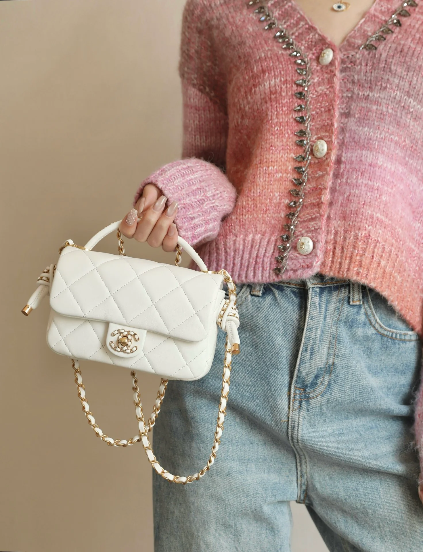 Chanel 25c - Мини-сумочка с узлом и клапаном - Белая с золотой фурнитурой