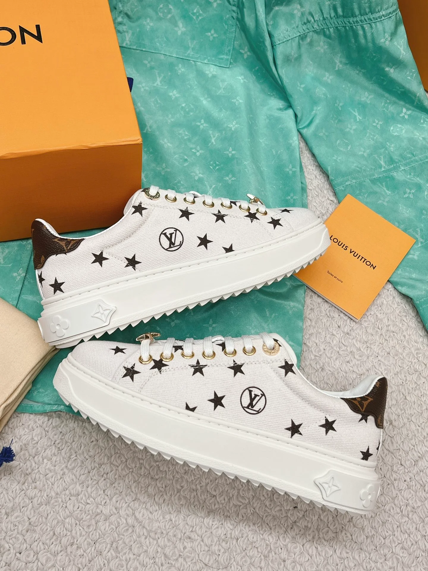 LV-Vuitton-Yayoi Kusama-Classic White Sneakers-White