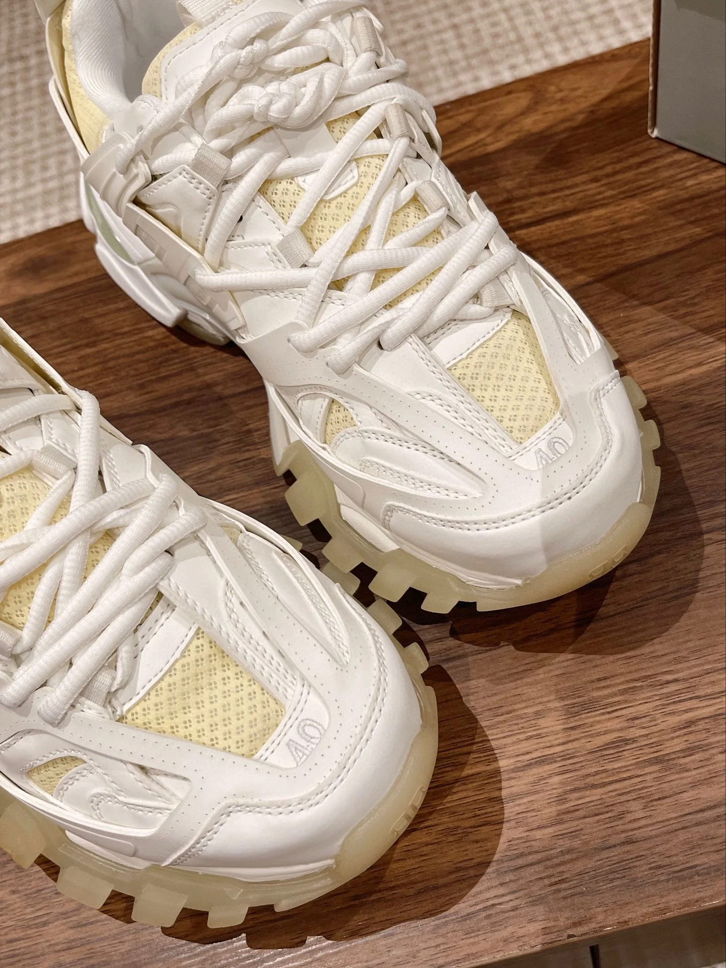 Кроссовки Balenciaga Track 3-0 (3-е поколение) Chunk - Унисекс - Белые - 1