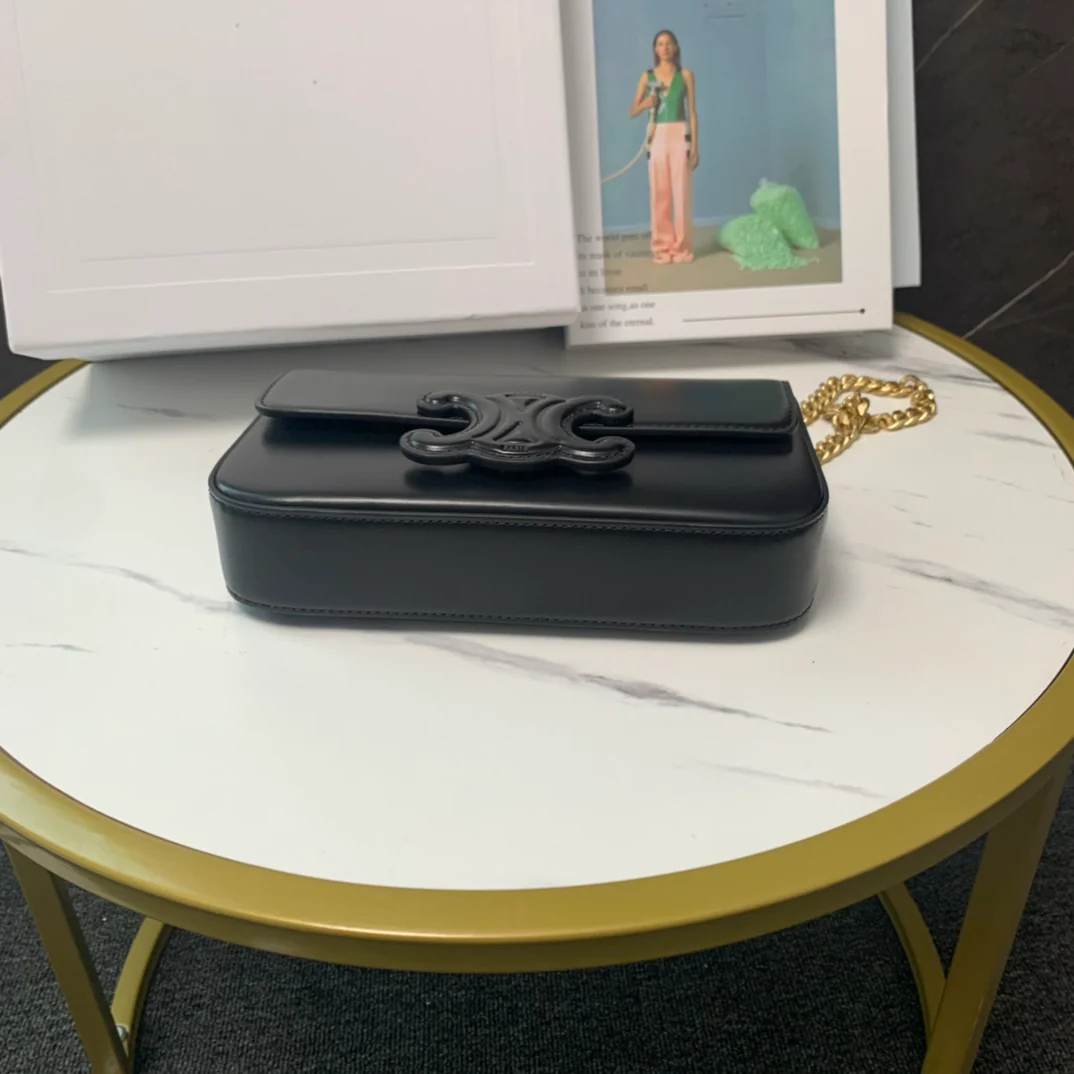 Celine - Кожаная сумка с пряжкой и цепочкой - Подмышечная сумка - Черная с золотой цепочкой