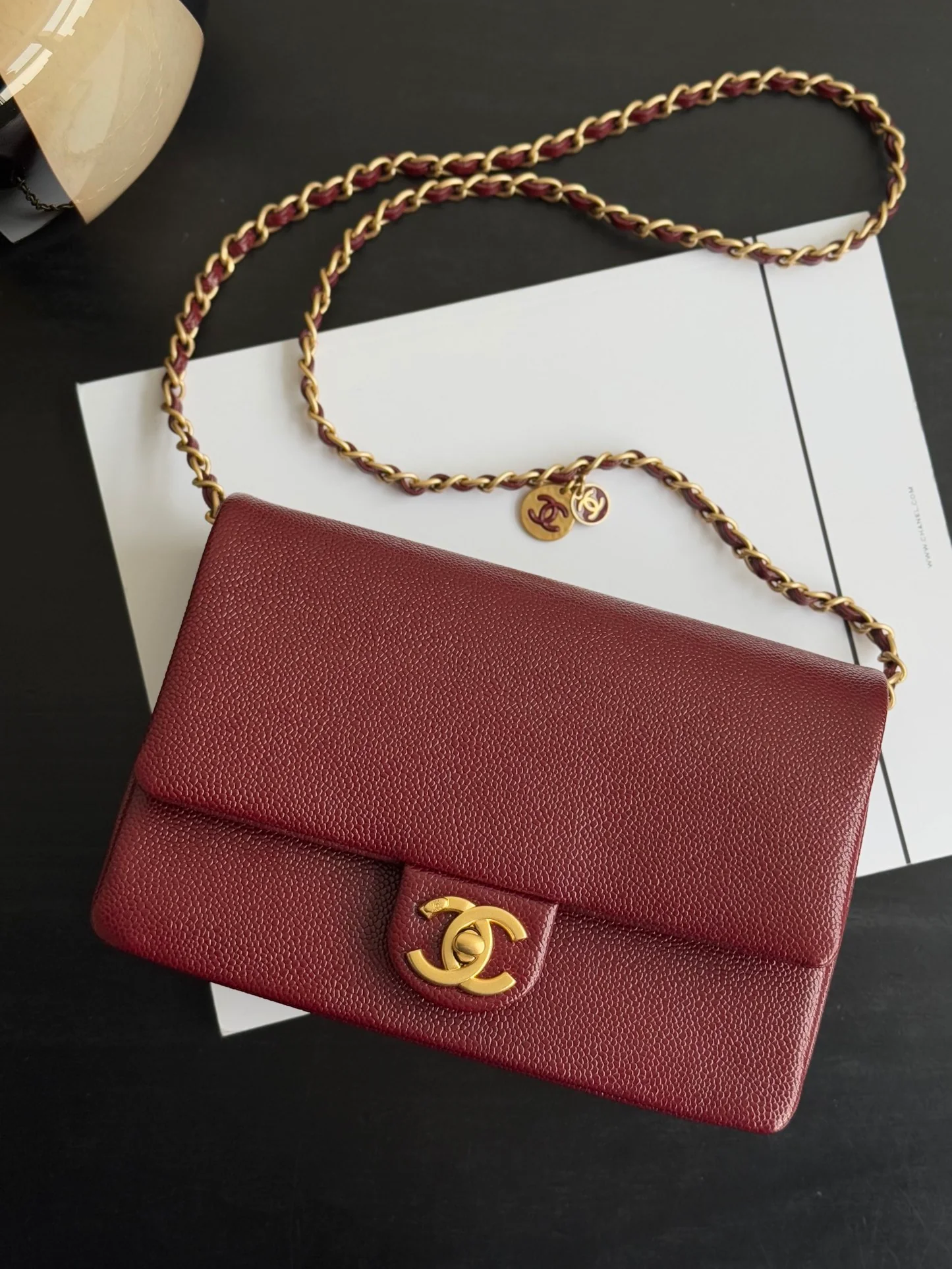 Сумка Chanel среднего размера, без стеганой подкладки, бордового цвета.