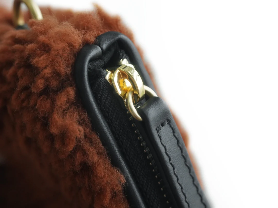 Сумка Chanel No. 22 — вариант с овчиной — чёрно-коричневая.