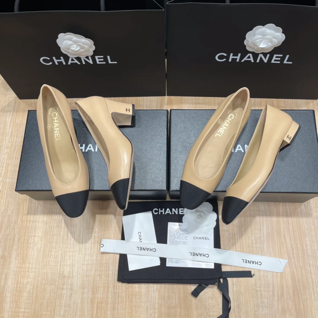 Chanel - Абрикосовые туфли на массивном каблуке с закрытым носком