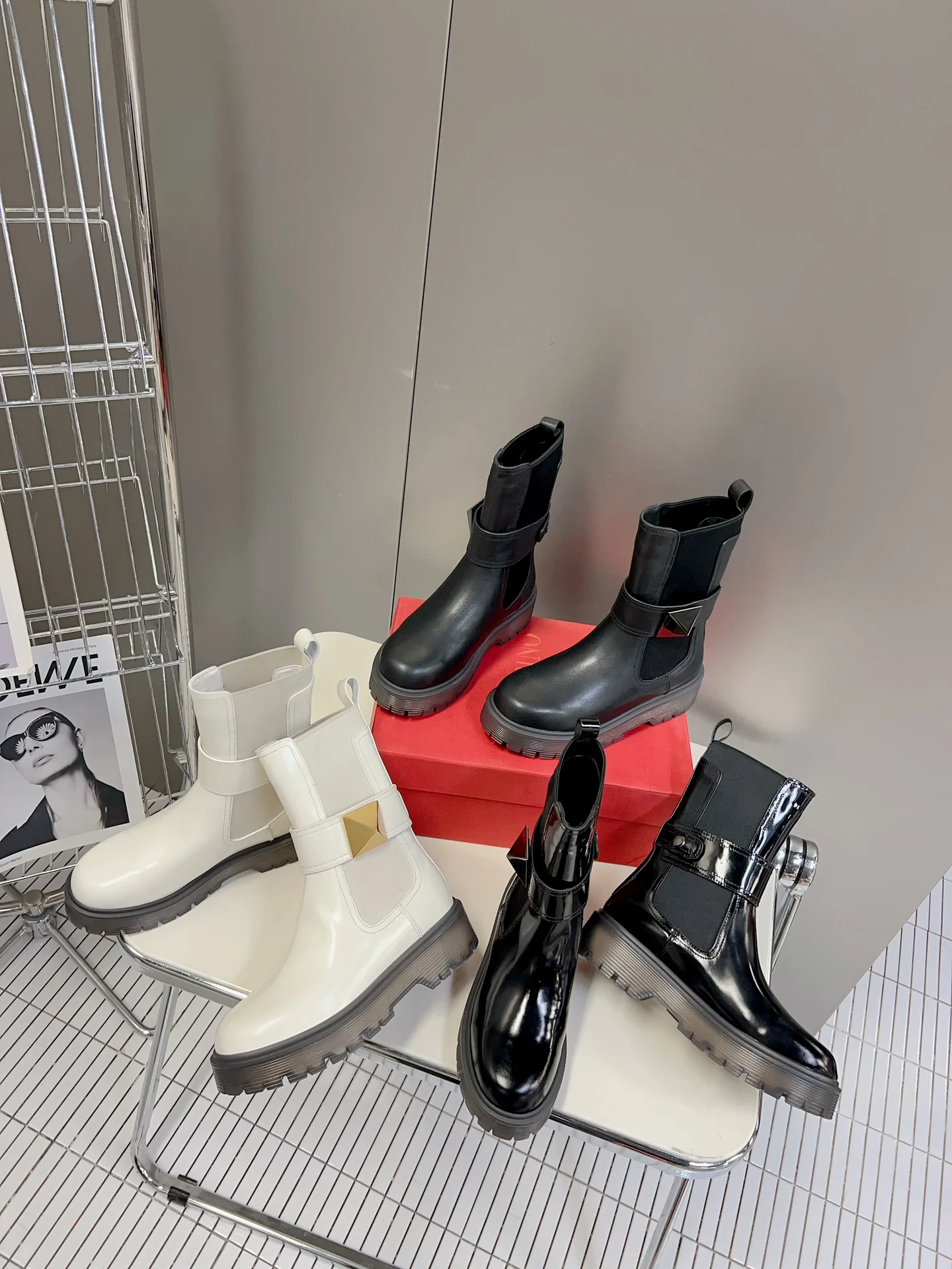 Коллекция Valentino осень/зима 2023, представленная на подиуме - Ботильоны - С крупными заклепками сбоку - Белые