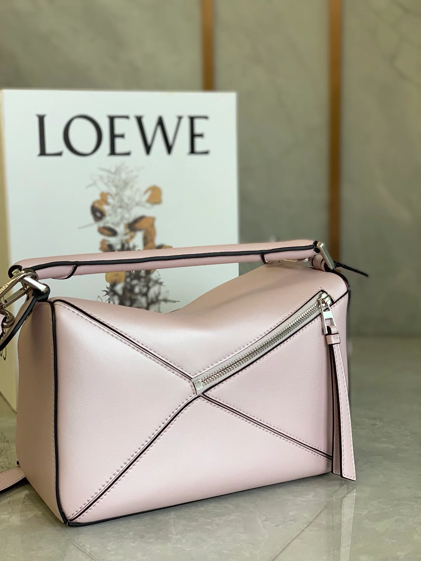 Новая сумка Loewe Puzzle Bag из телячьей кожи, выпущенная в 2020 году.