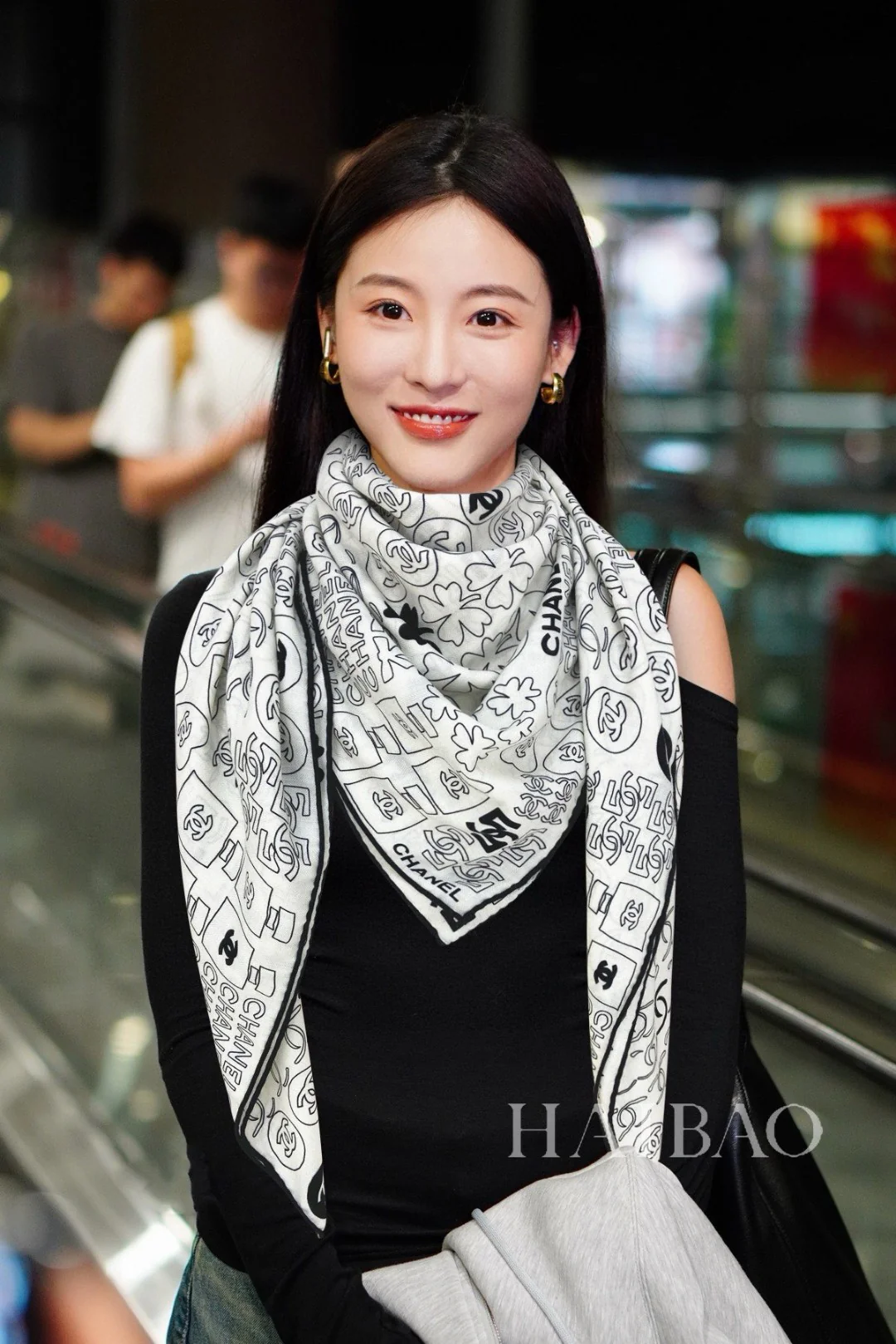 Большой квадратный шарф с логотипом Chanel 2024 по всей поверхности.