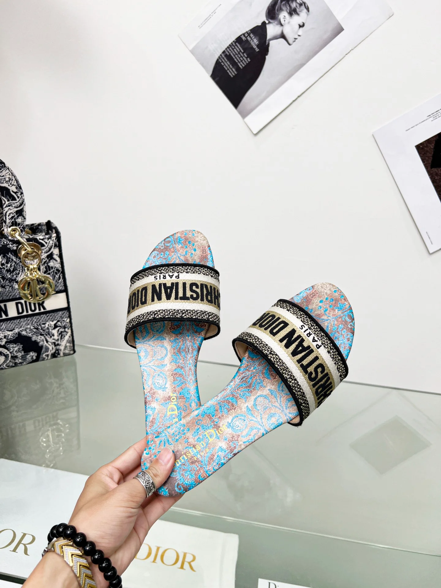 Новинка сезона весна/лето 2022 от Dior - Тапочки с вышитыми буквами - 1 шт.