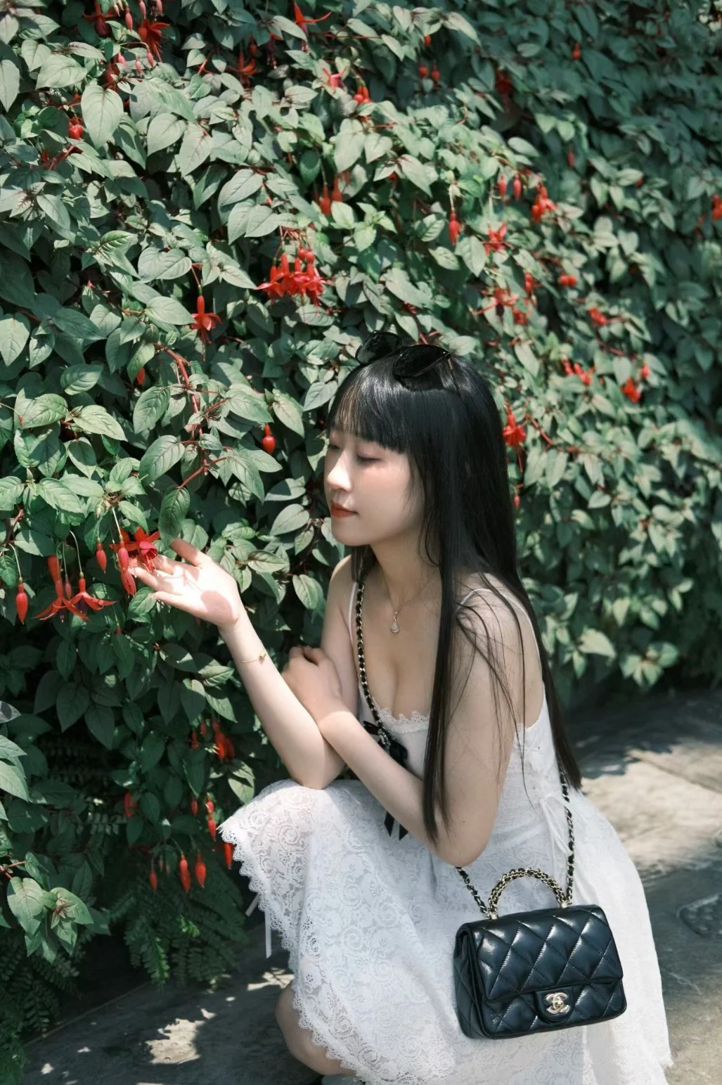 Маленькая черная сумка Chanel с клапаном и поворотной ручкой.