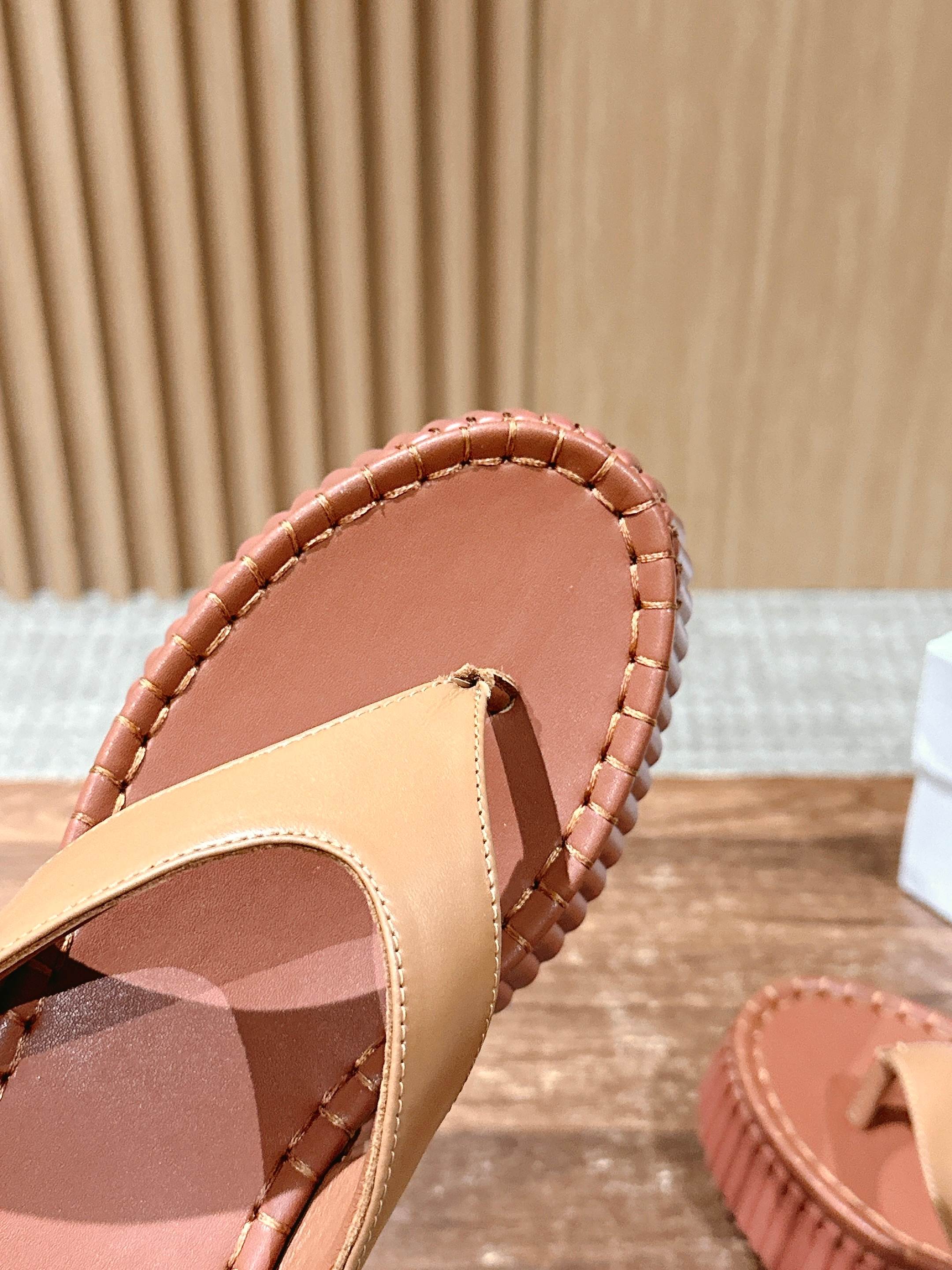 Шлёпанцы на платформе Chloe - коричневые