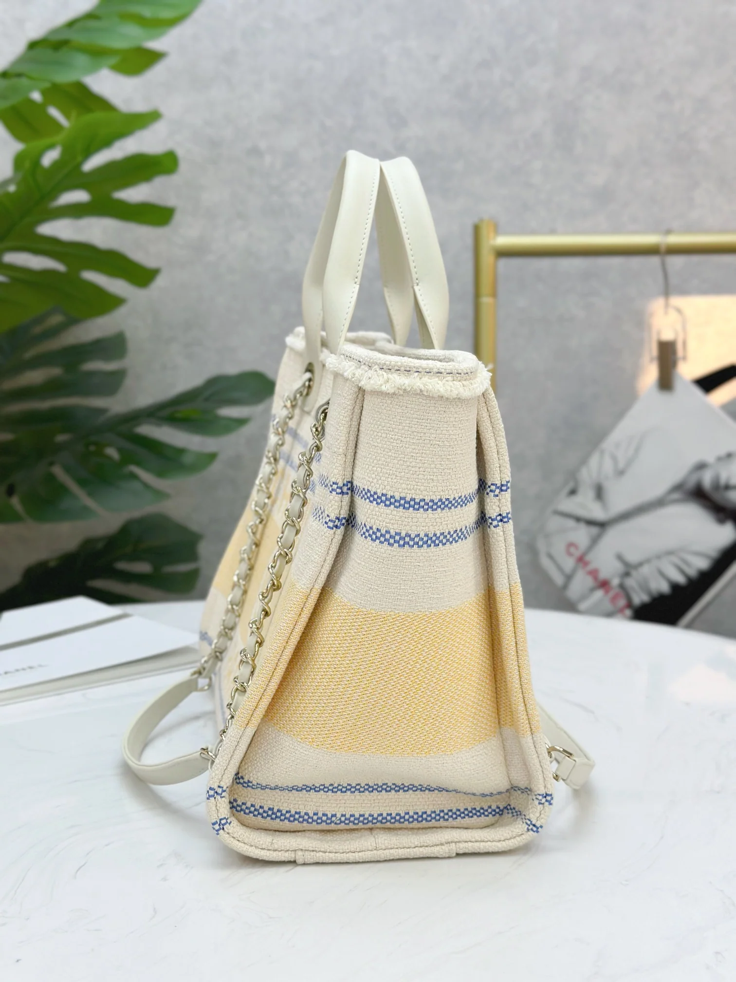 Пляжная сумка Chanel 25c, косметичка, ярко-желтая.