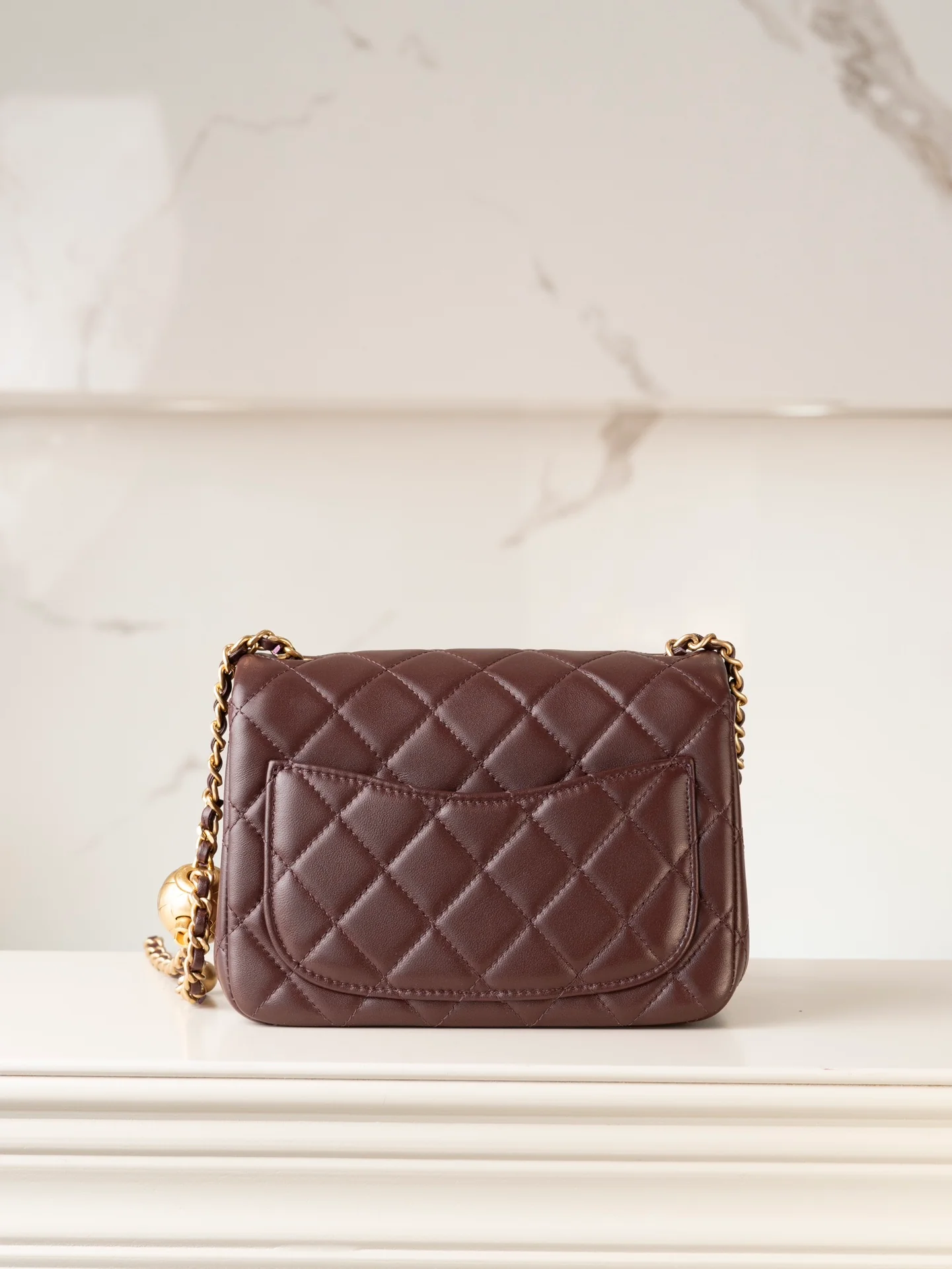 Chanel - Сумка с квадратным клапаном и золотым логотипом - Коричневая