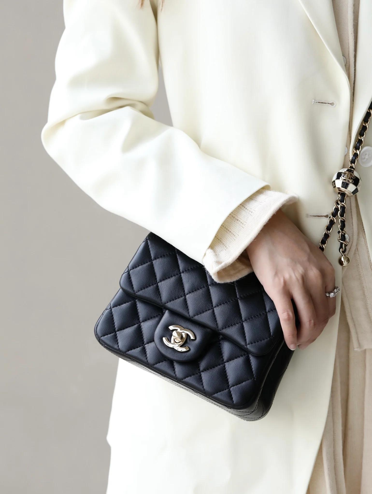 Новые поступления коллекции Chanel весна/лето 2023 — Футбольная серия — Сумка CF — Фотографии в действии