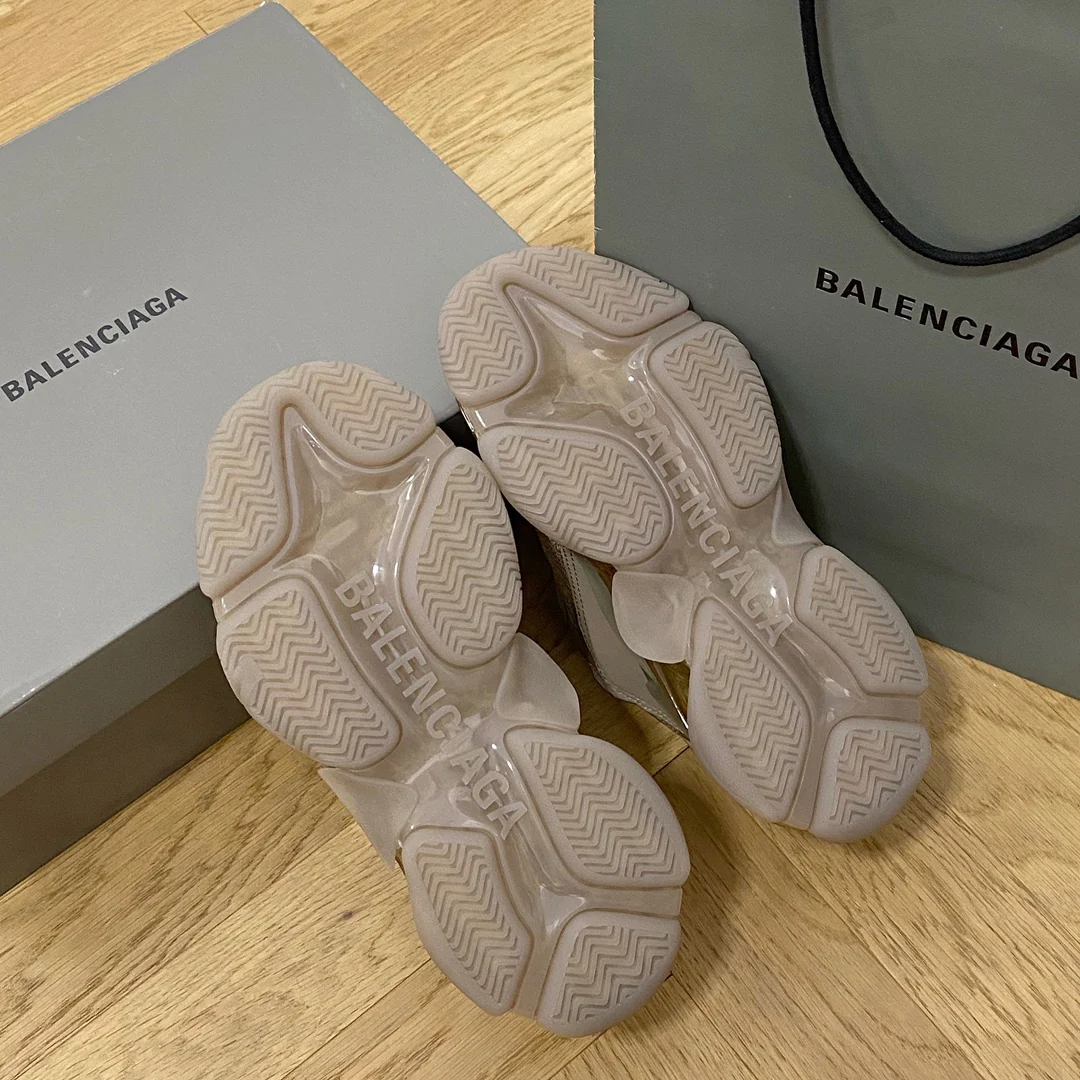 Массивные кроссовки Balenciaga Triples — модель унисекс.