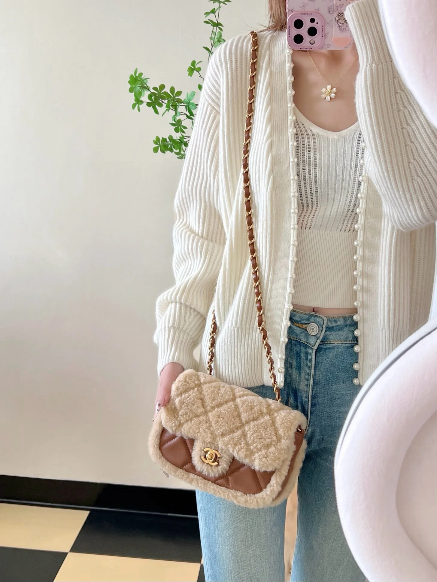 Сумка Chanel с клапаном и цепочкой в ??виде плюшевого мишки из 24-каратного золота (маленькая).