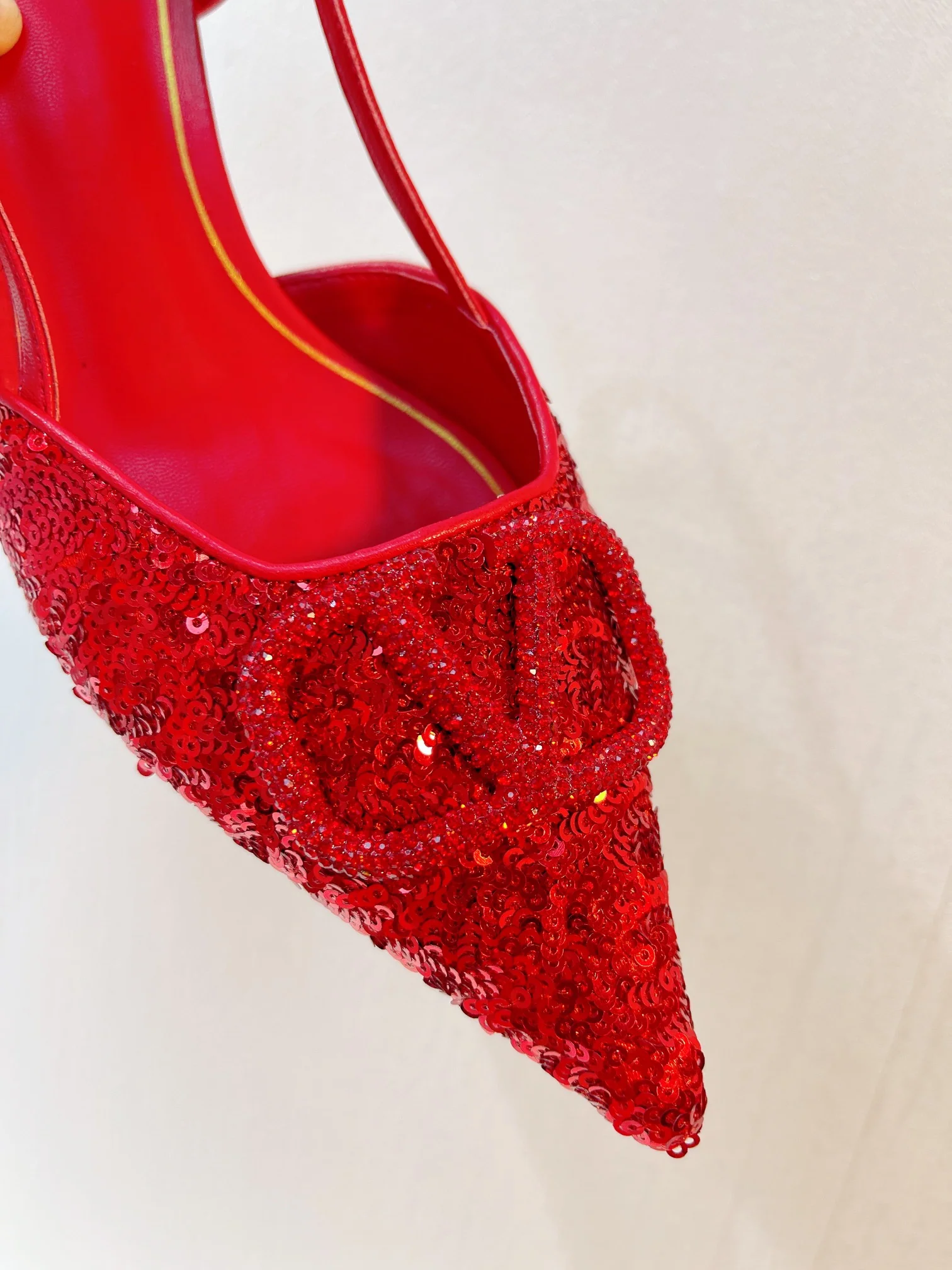 Новинка с официального сайта Valentino 2023 — глянцевые босоножки на низком каблуке с острым носком — 4 см — красные