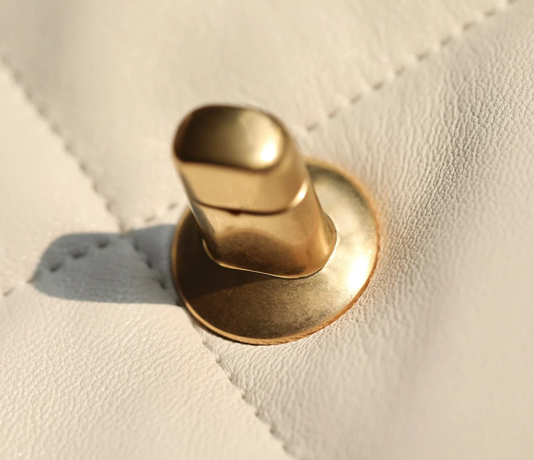 Маленькая сумочка Chanel 19bag - белая.