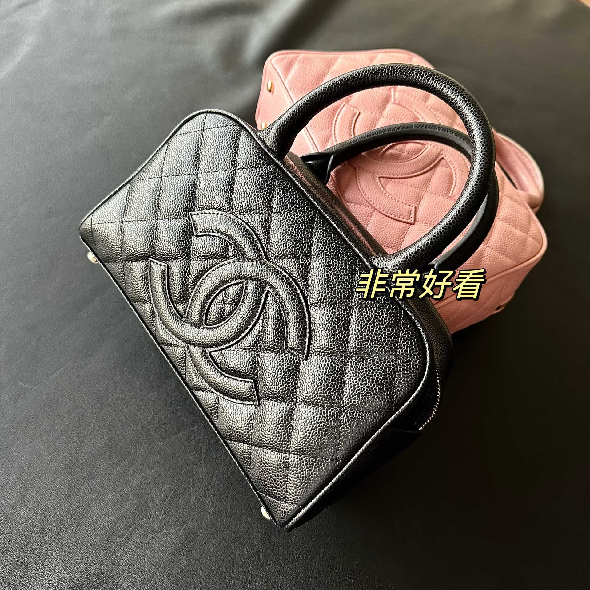 Винтажная сумка-боулинг Chanel из икры, розовая.