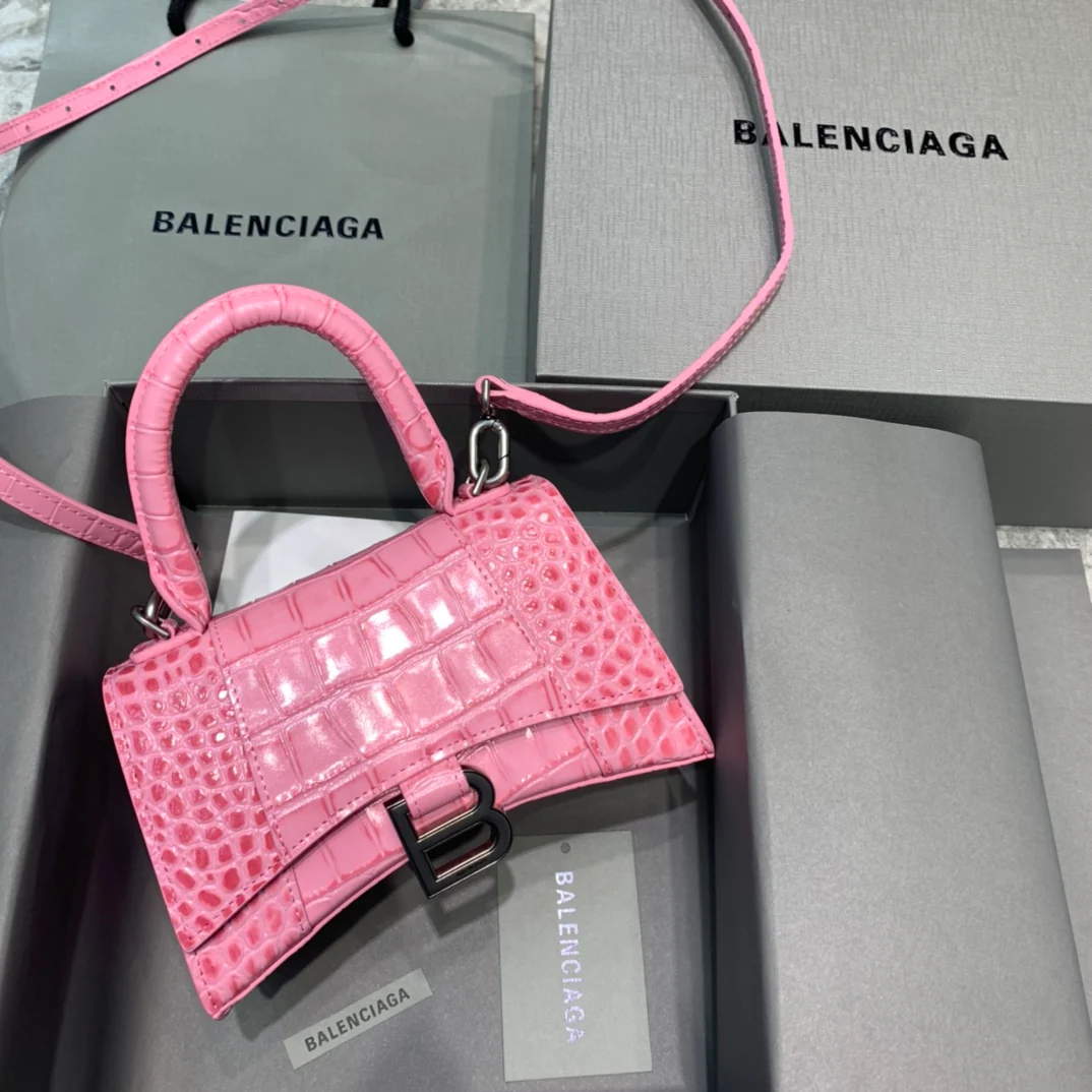 Сумка Balenciaga Hourglass, размер XS, персиково-розовый, с крокодиловым принтом.