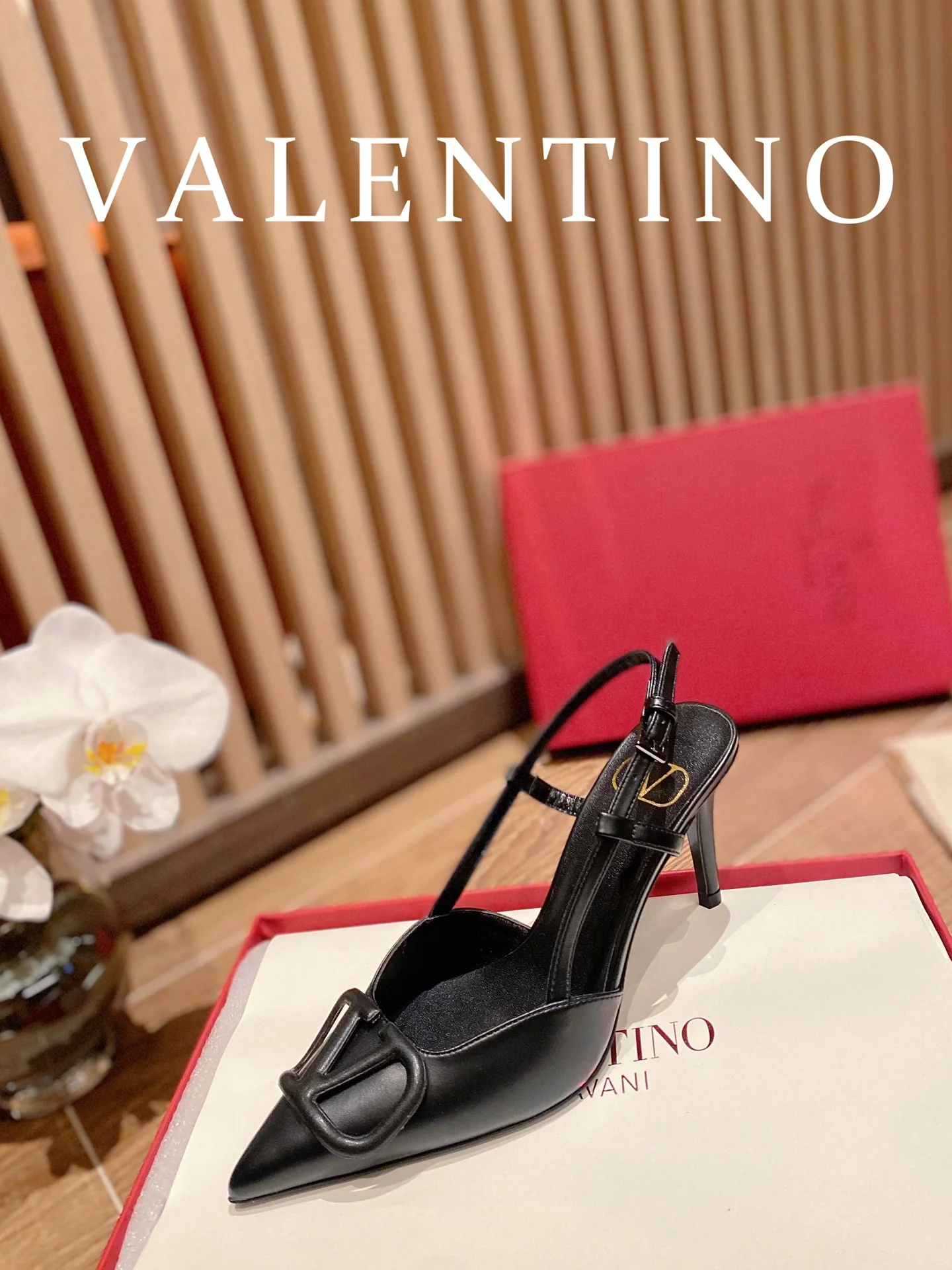 Туфли Valentino с V-образной пряжкой и открытой пяткой — черные.