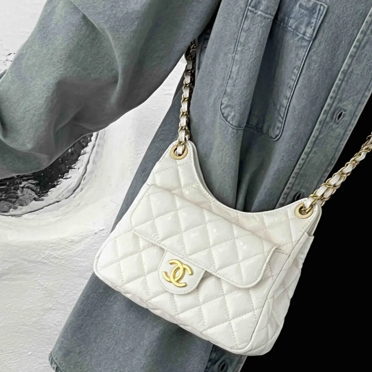 Коллекция Chanel ?Ранняя весна 2023? — сумка-хобо в стиле хиппи — маленькая — белая — на фото — 1