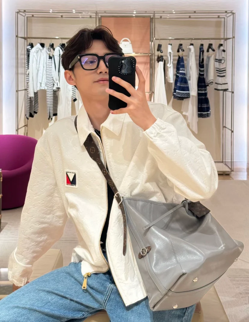 LV-m25143-carryall-vibe-mm handbag-grey