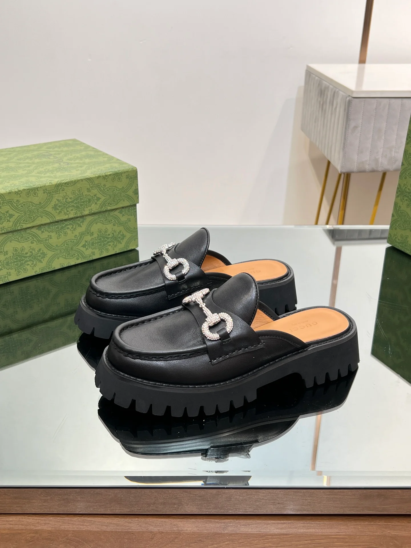 Лоферы Gucci 2024 на платформе с кристаллами и стразами, черные.