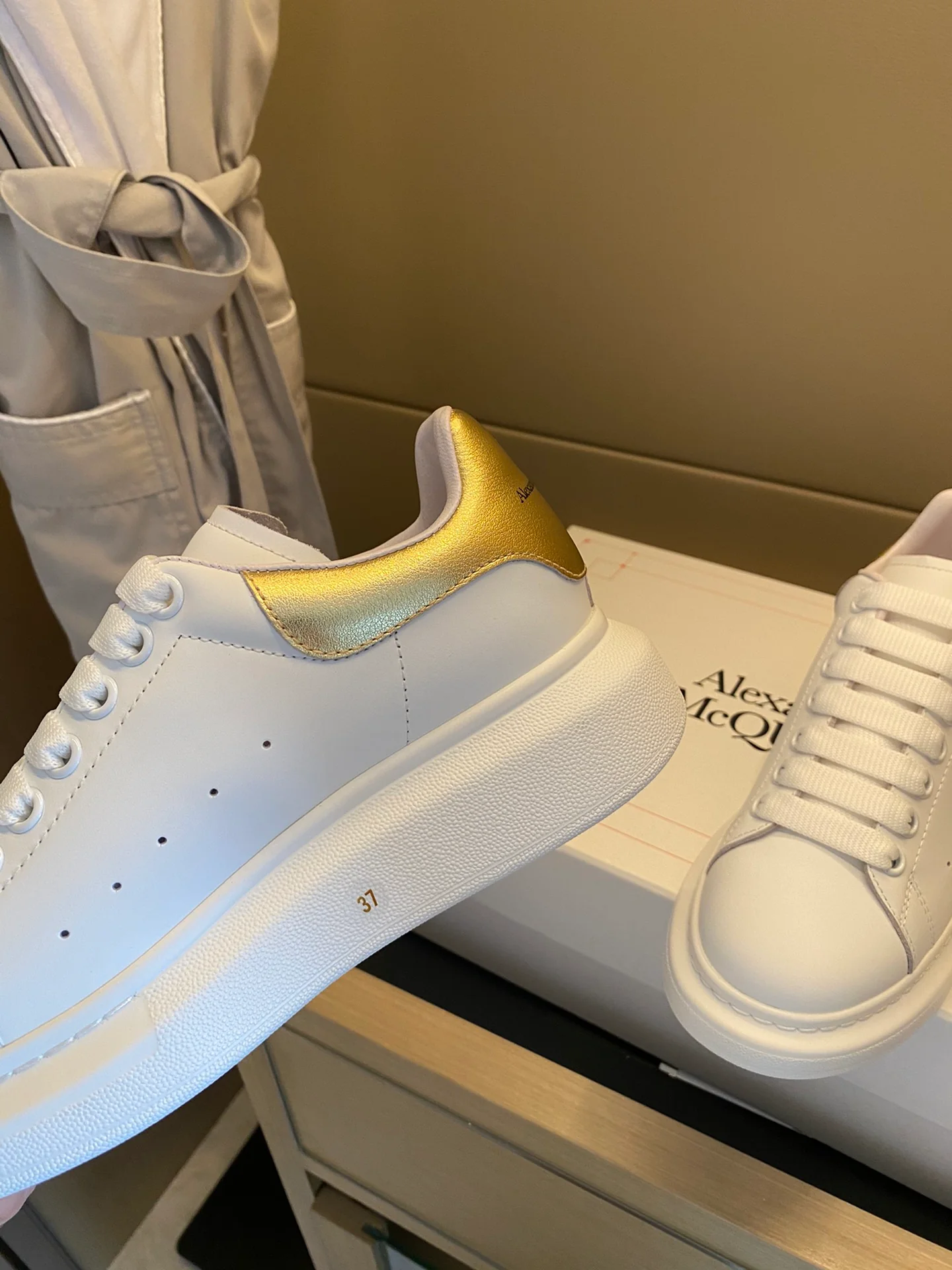 Классические белые кроссовки McQueen - ярко-золотые