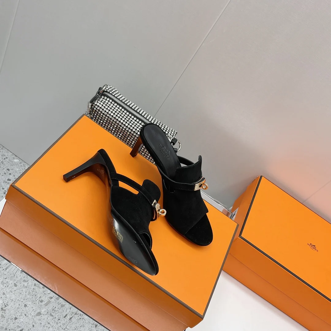 Новинка сезона осень/зима 2022 от Hermes - сандалии на высоком каблуке с открытым носком - 2 шт.