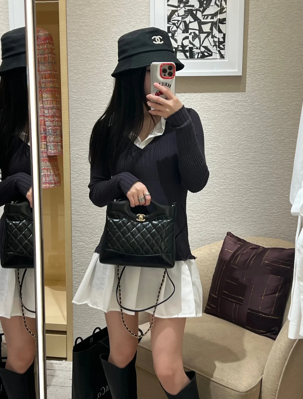 Мини-сумка Chanel 24s Mini 31, из вощеной овечьей кожи, черная.