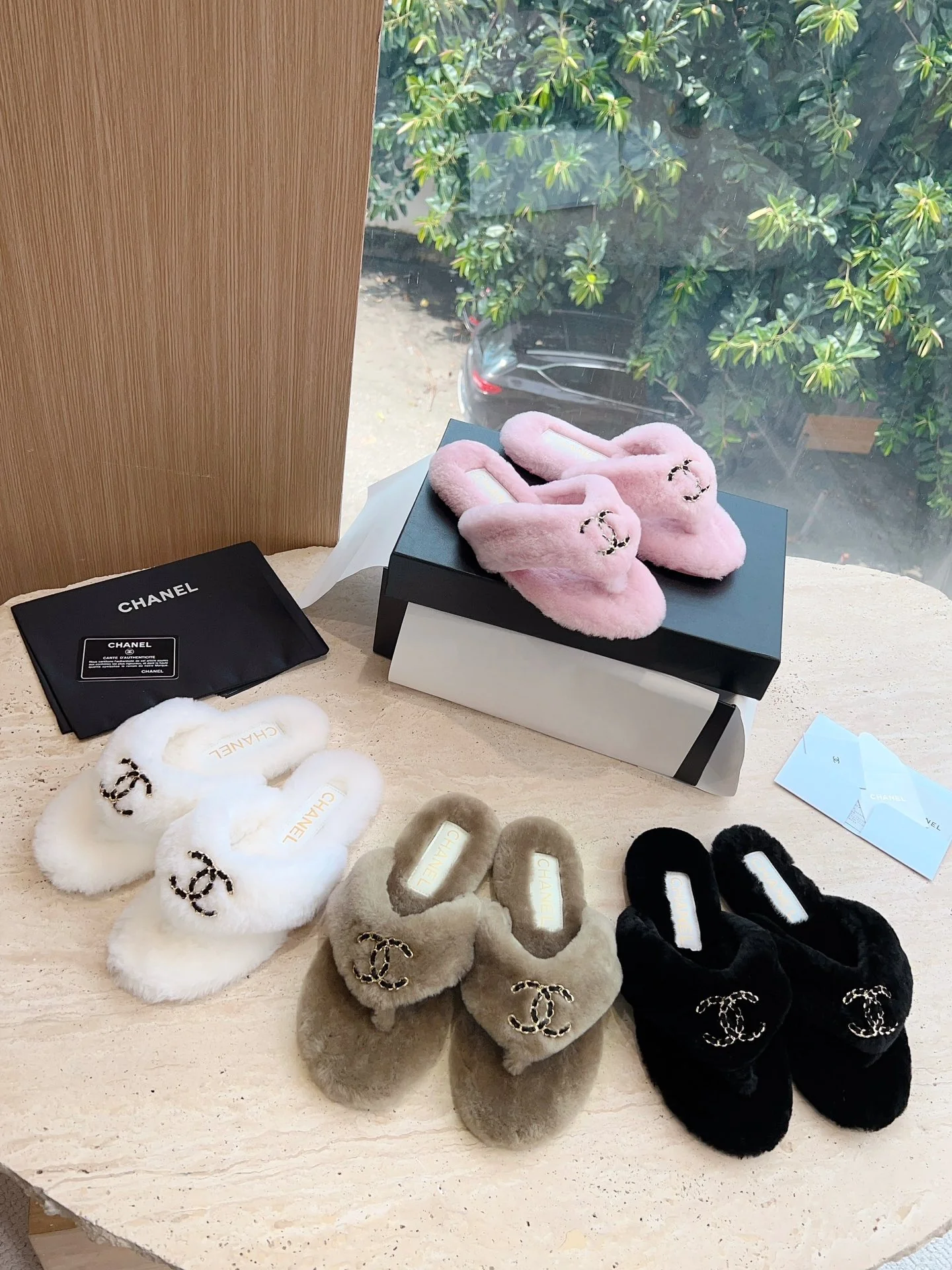 Новинка 2023 года от Chanel - Меховые шлепанцы - Черные