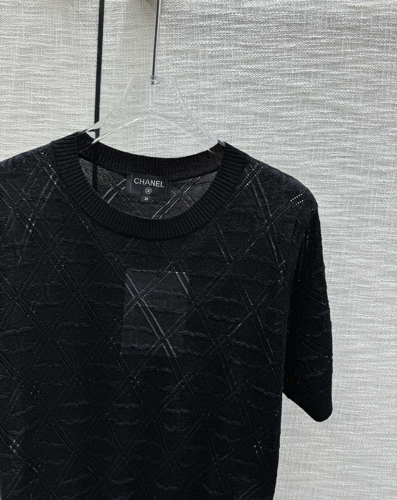 Chanel - 2403-24 Новая модель ранней весны, трикотажная футболка с коротким рукавом и ромбовидным узором Double C - Черная