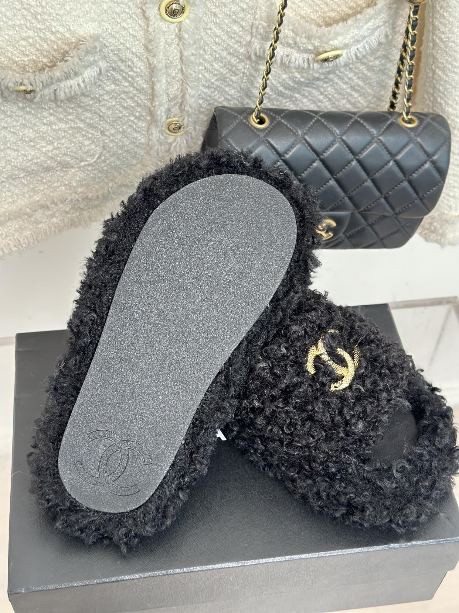 Новинка 2023 года от Chanel - Шерстяные меховые тапочки