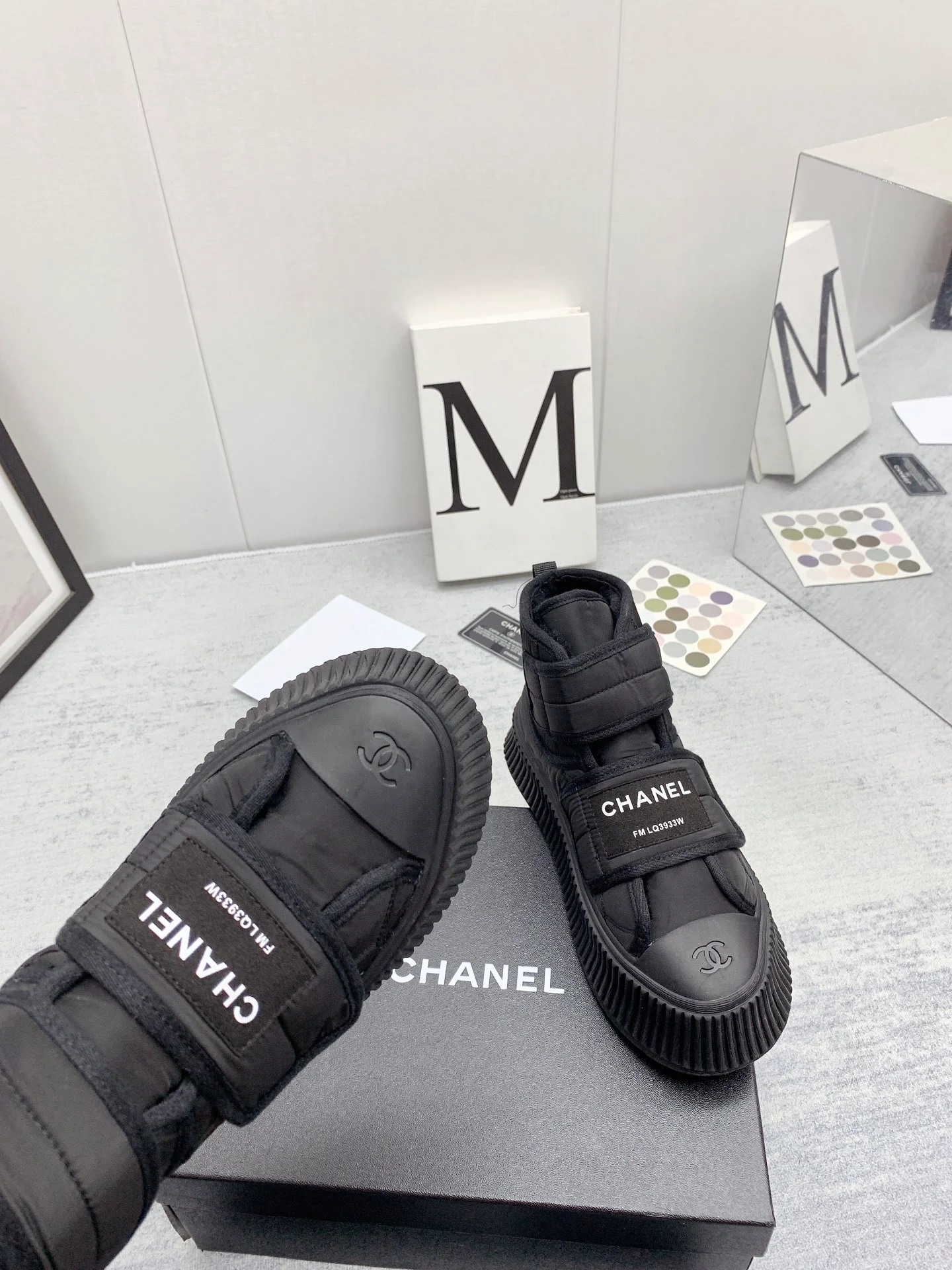 Новинка сезона осень/зима 2022 от Chanel - Повседневные спортивные лоферы - Черные