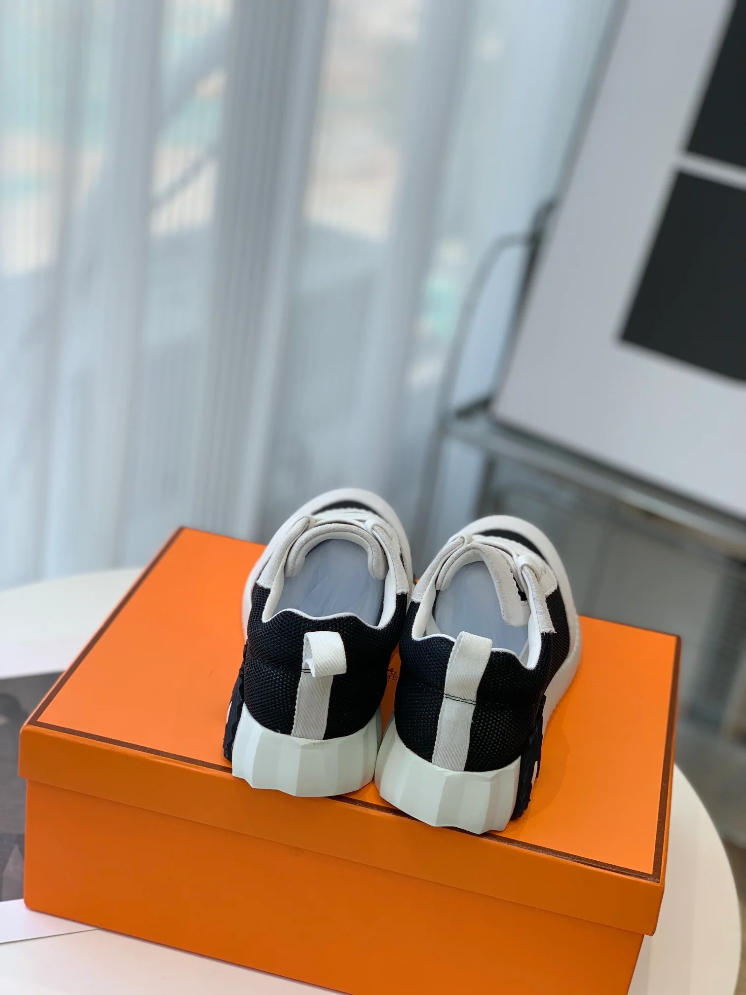 Новейшая модель Hermes 2023 года - кожаные кроссовки H - белые и черные