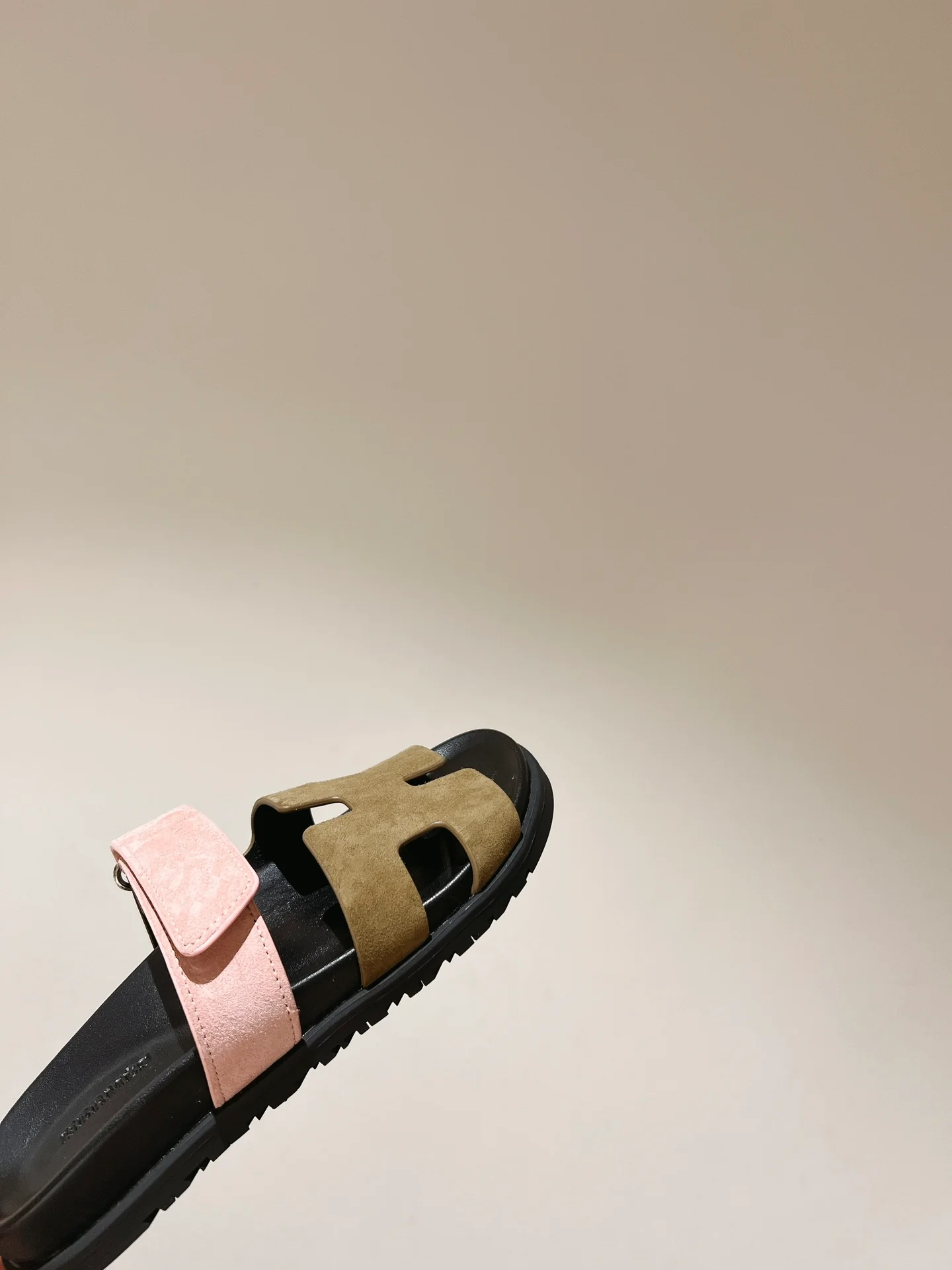 Кожаные и овечьи тапочки Hermes в стиле пэчворк — коричневато-розовые.