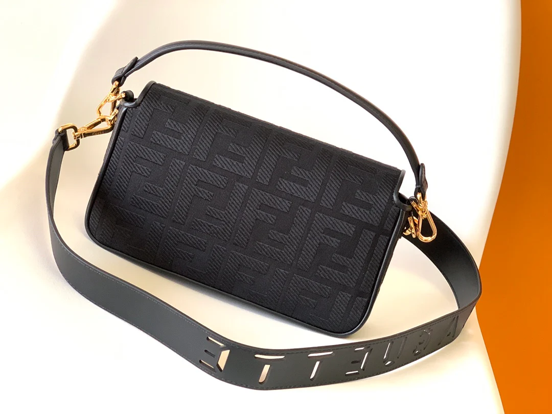 Сумка Fendi Baquette, средний размер, черный холст.