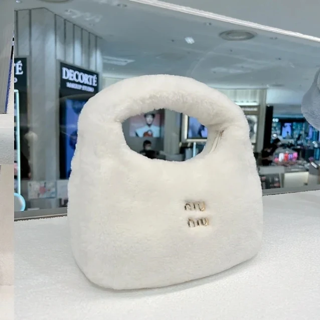 Сумка Miu Miu Wander - белая флисовая - на фото.