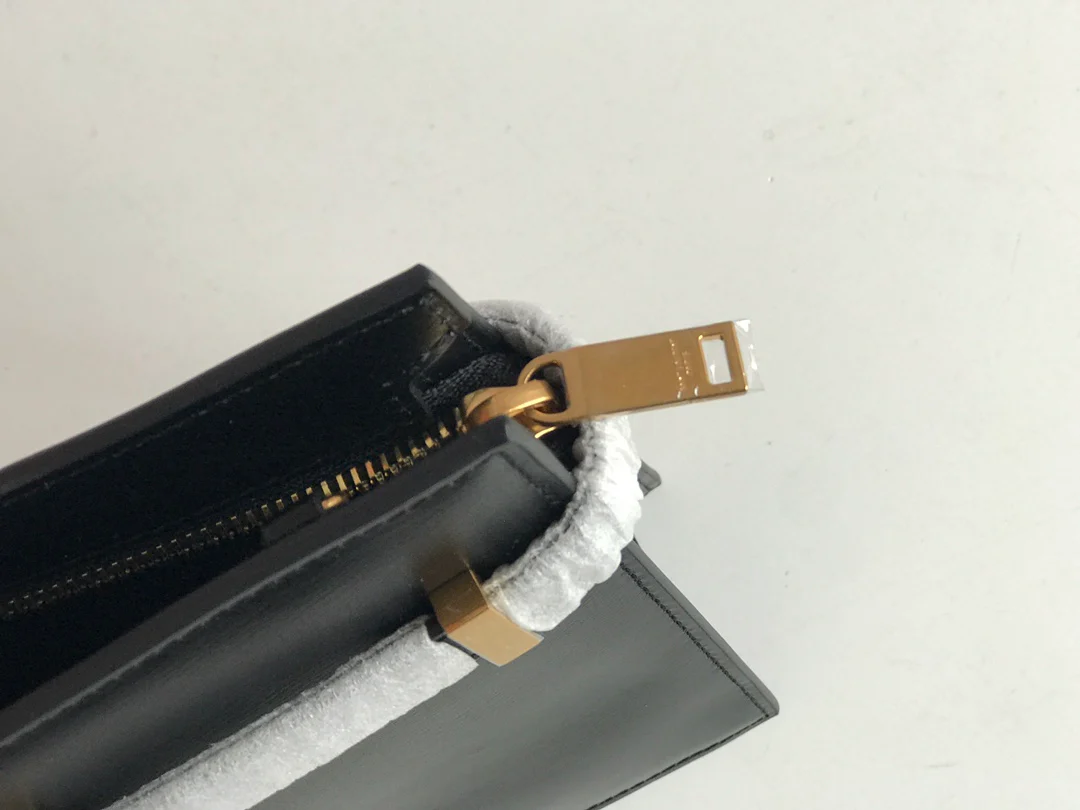 Сумка YSL Manhattan - черная, из овечьей кожи.