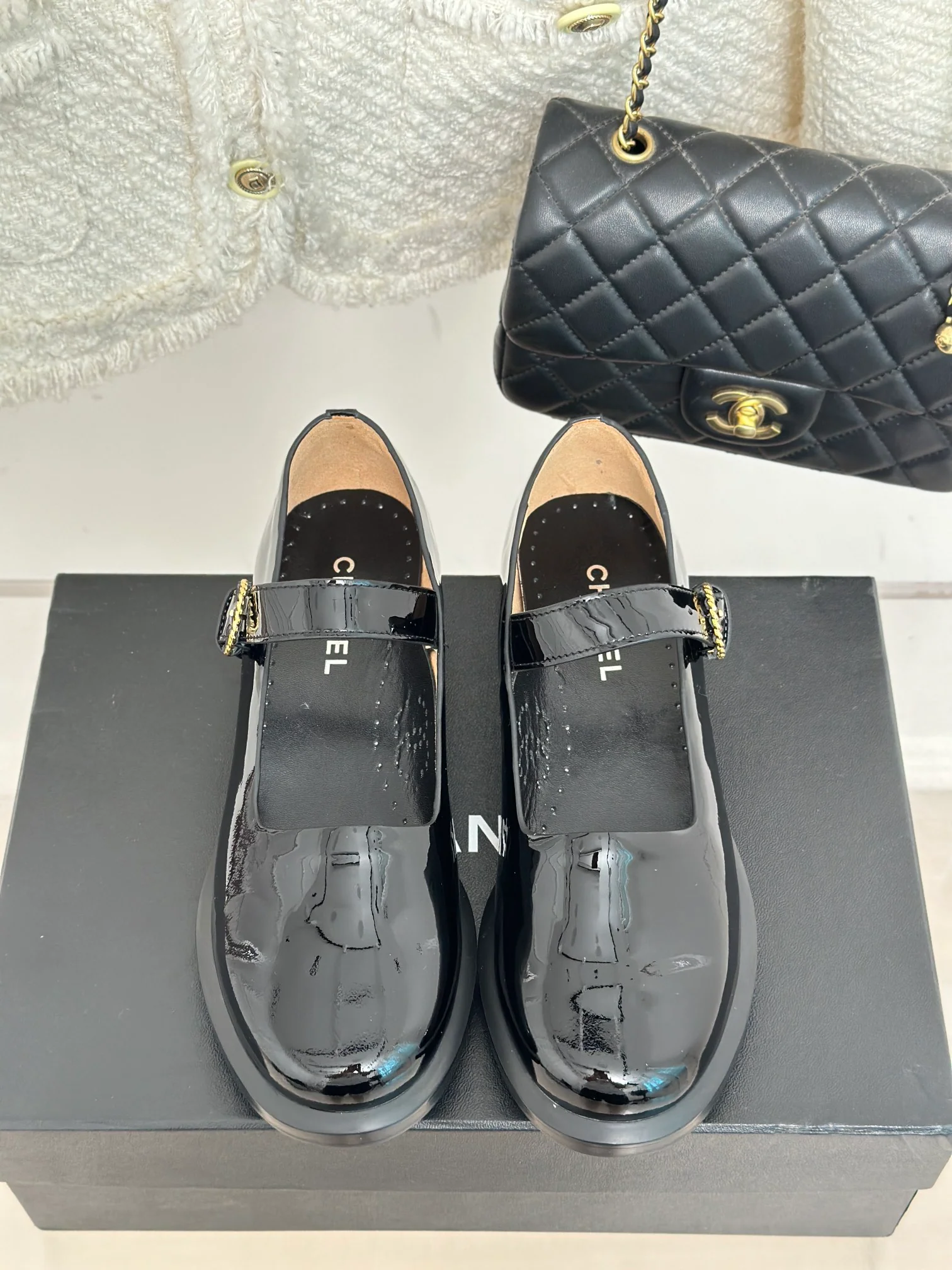 Новинка осенней коллекции Chanel 2023 — Классические туфли Мэри Джейн — Черные