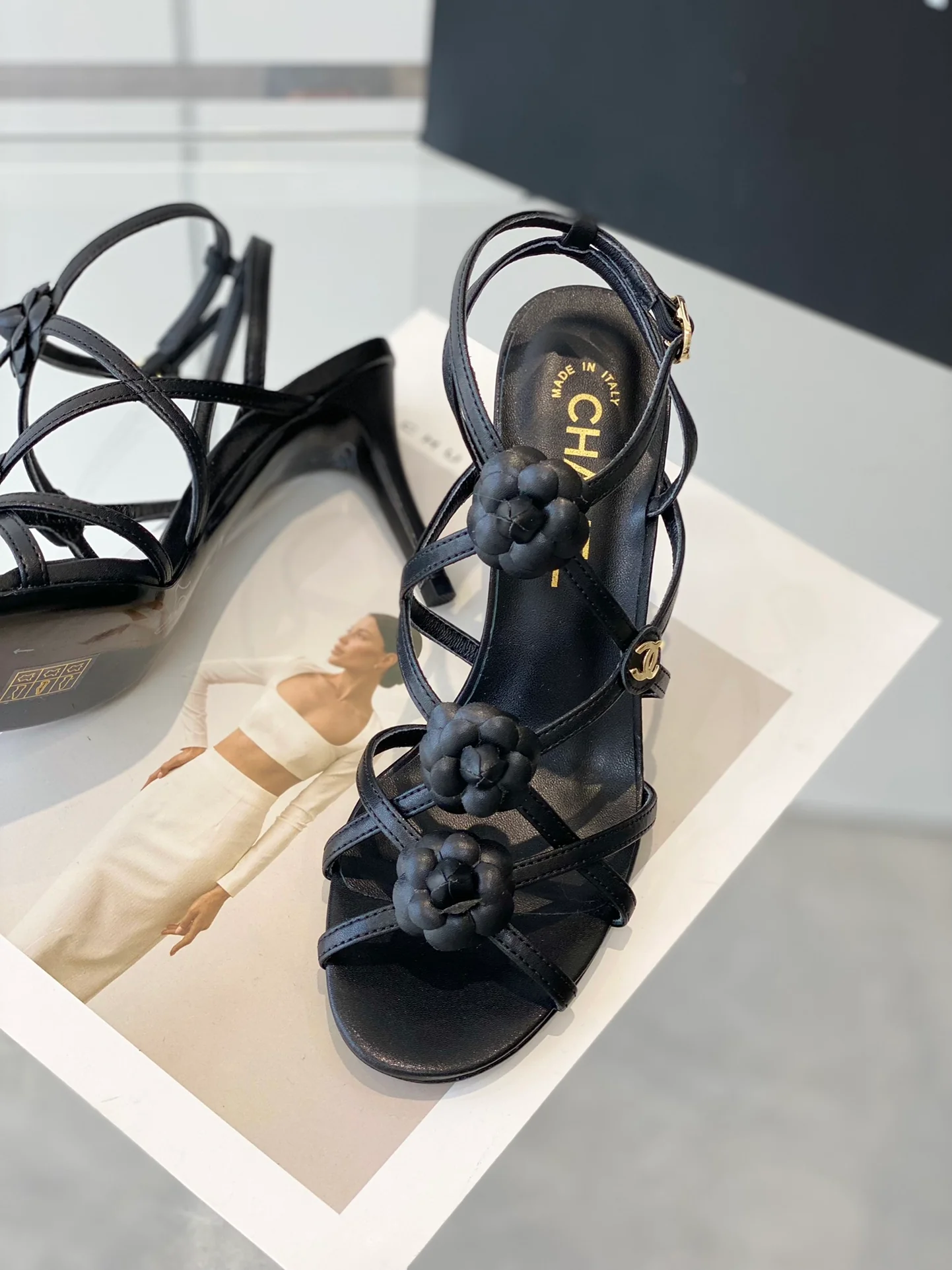 Новинка сезона весна/лето 2023 от Chanel - сандалии на шпильке Camellia - 7 см - черные.