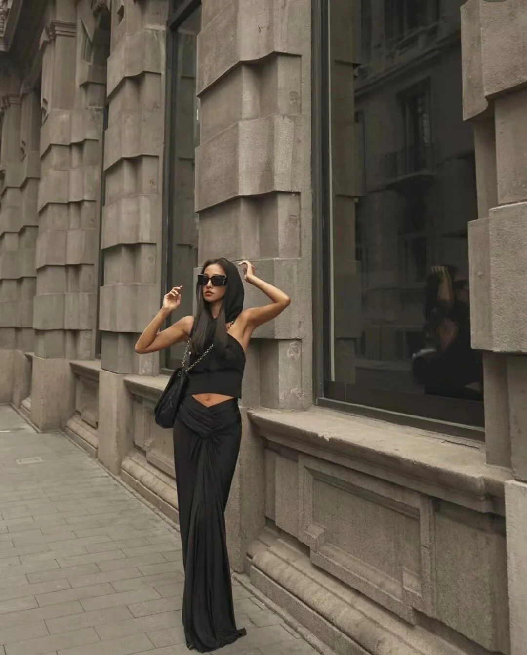 Сумка YSL из кожи ягненка наппа с двумя цепочками — в стиле Джейми — фотографии в одежде.