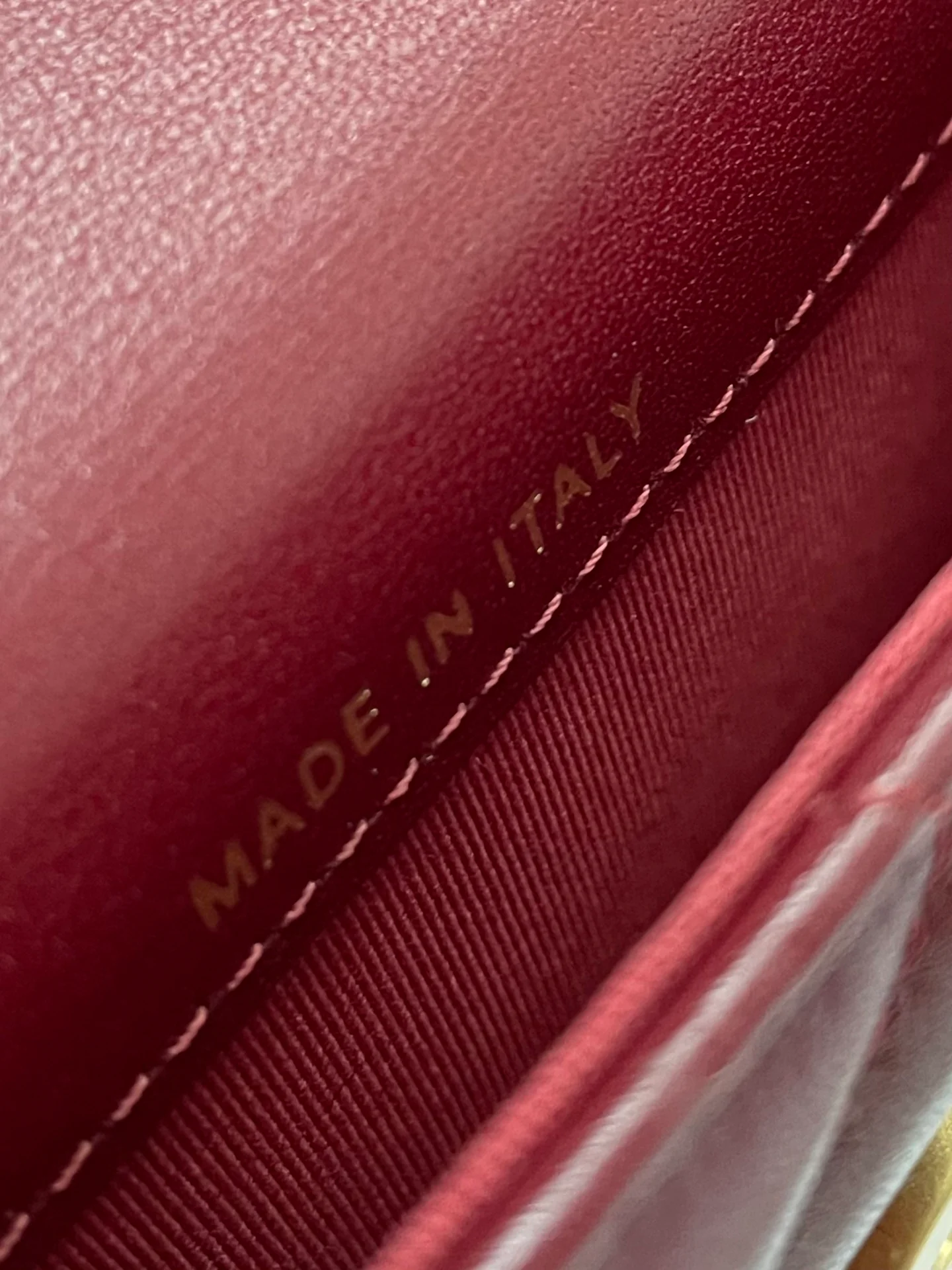 Держатель для карт Chanel с двойной золотой цепочкой и шариками, отделанный бордовой кожей.