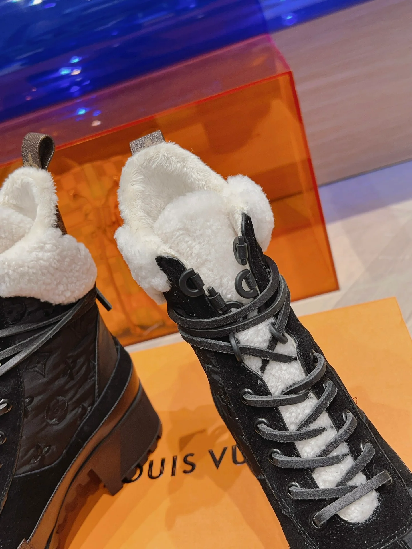 Новинка осенне-зимней коллекции LV 2023 — Ботинки-мартины на массивном каблуке с меховой отделкой — Черные — 1 шт.