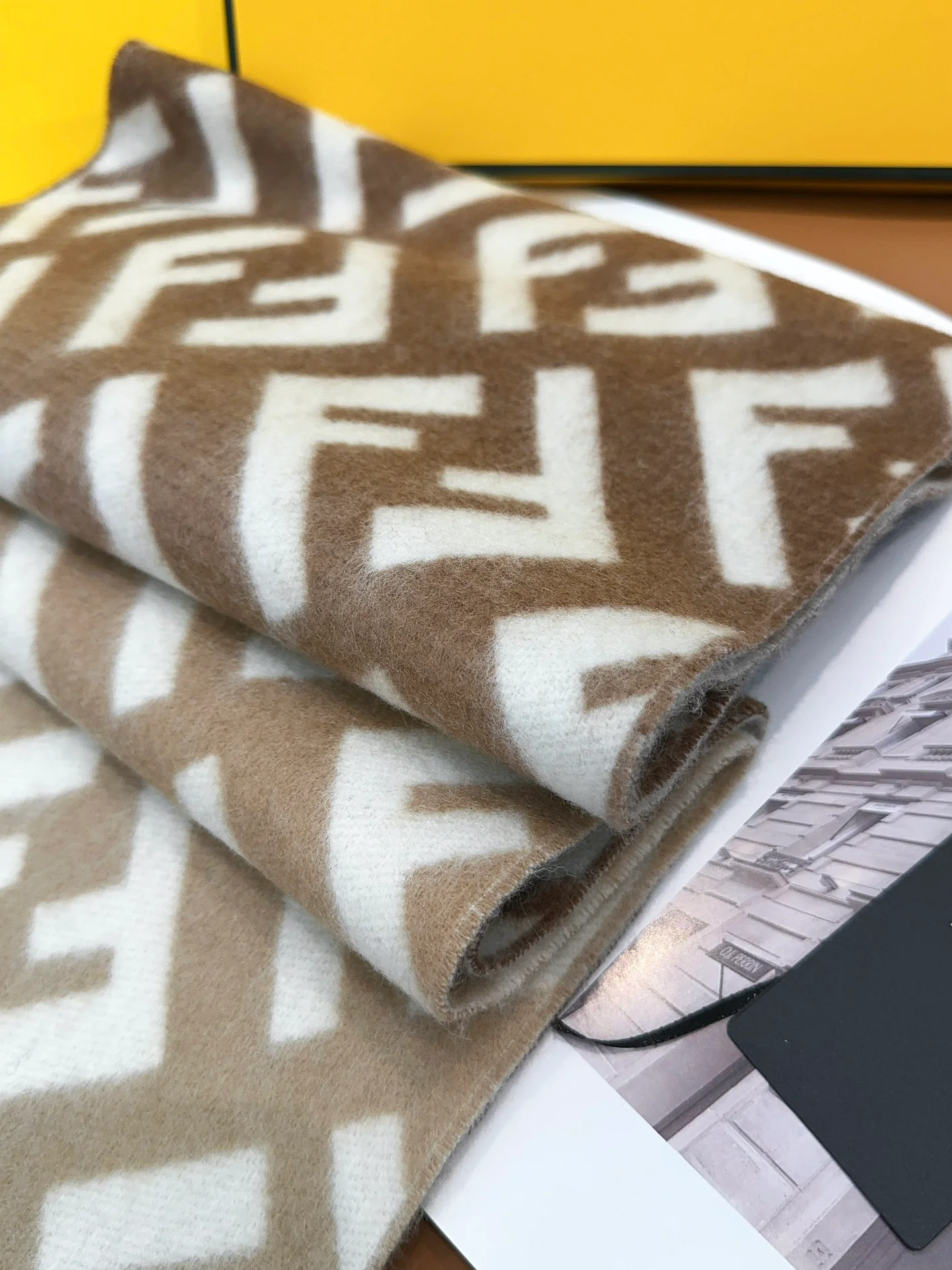 Кашемировый шарф Fendi 2024 Monogram Gradient с двусторонним узором - 35-180