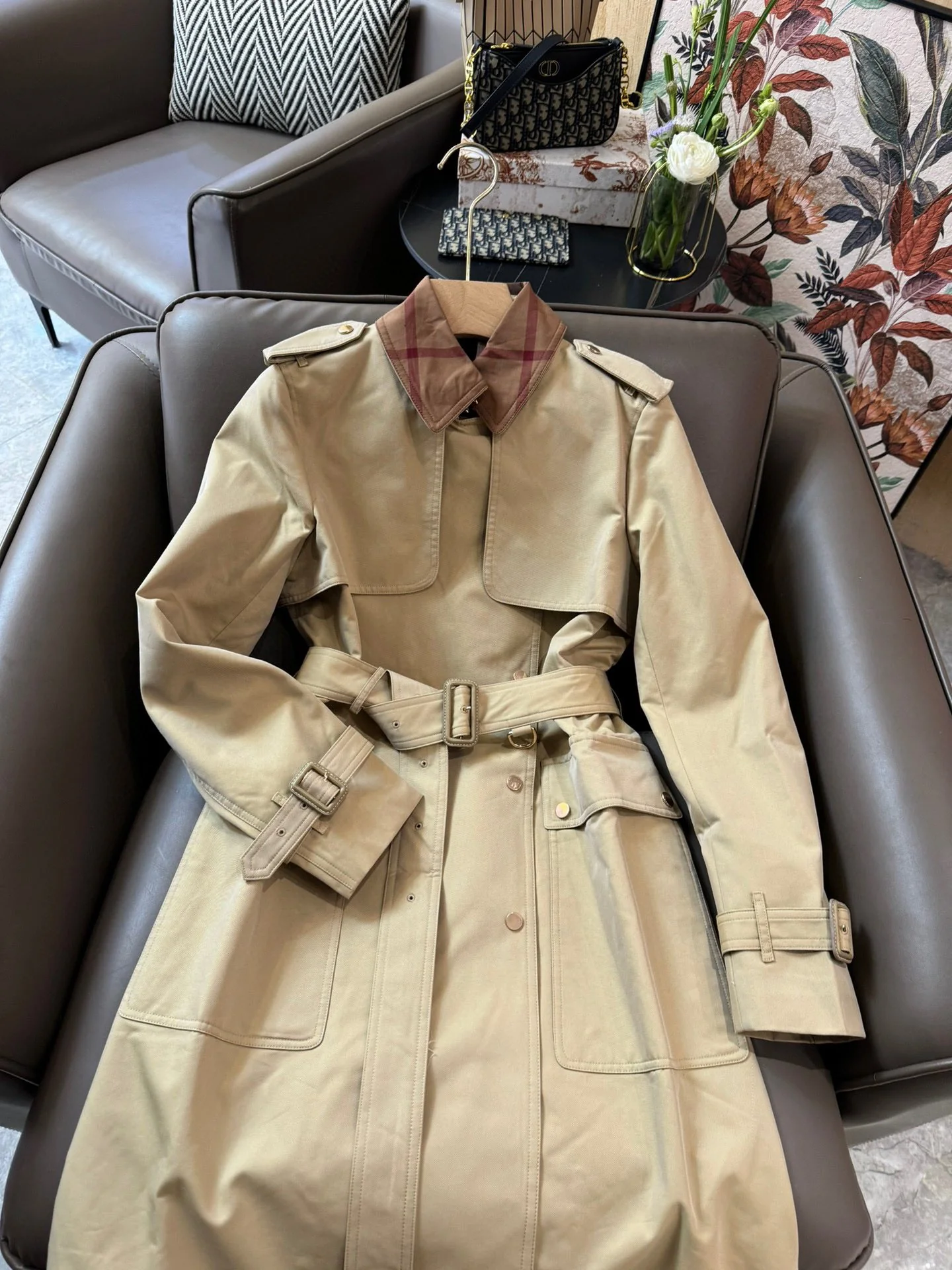 Тренч средней длины Burberry 2403 в клетку с цветовыми блоками, цвет хаки.