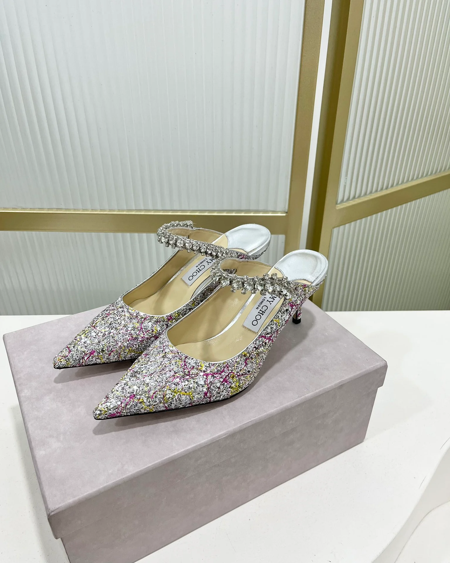 Jimmy - Новинка 2023 года - Туфли на низком каблуке Greta с острым носком