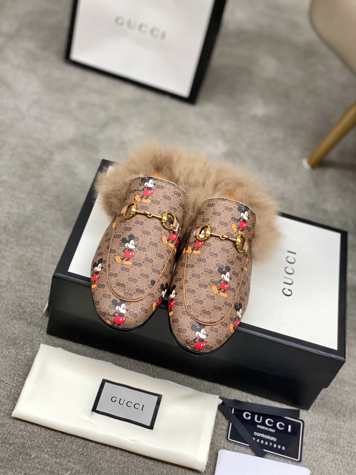 Бутик Gucci 2020 — Новинка с подиума — Меховые тапочки — Дизайн с Микки Маусом