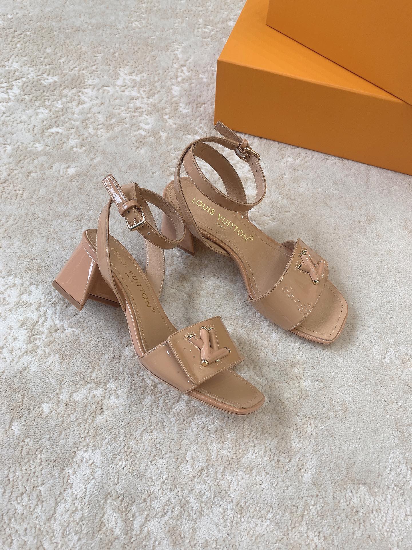Новинка сезона весна/лето 2023 от LV - Сандалии на низком каблуке - Абрикосовый цвет