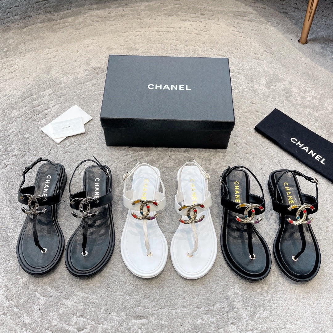 Новинка сезона весна/лето 2023 от Chanel - сандалии из овечьей кожи с драгоценными камнями - черные.