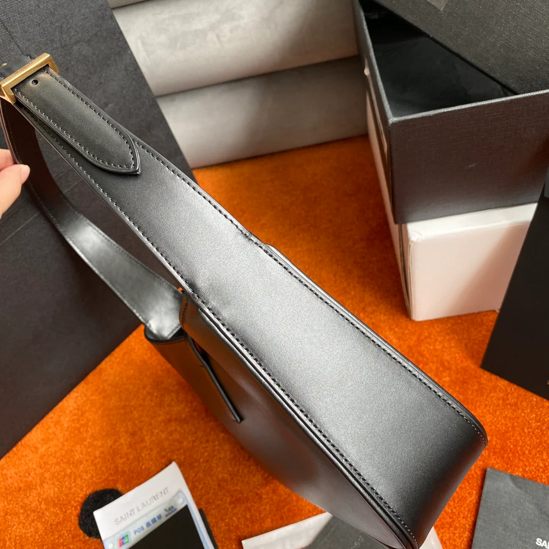 Сумка-седло YSL - черная с золотой фурнитурой - из гладкой кожи.